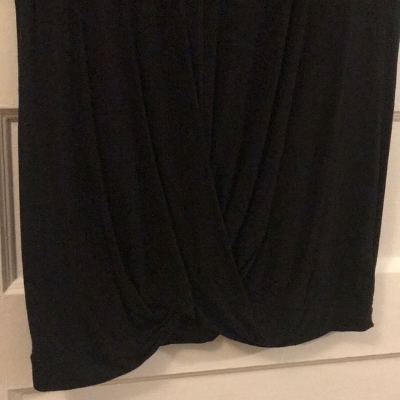 Black t-shirt with draping detail - Picture 2 of 2